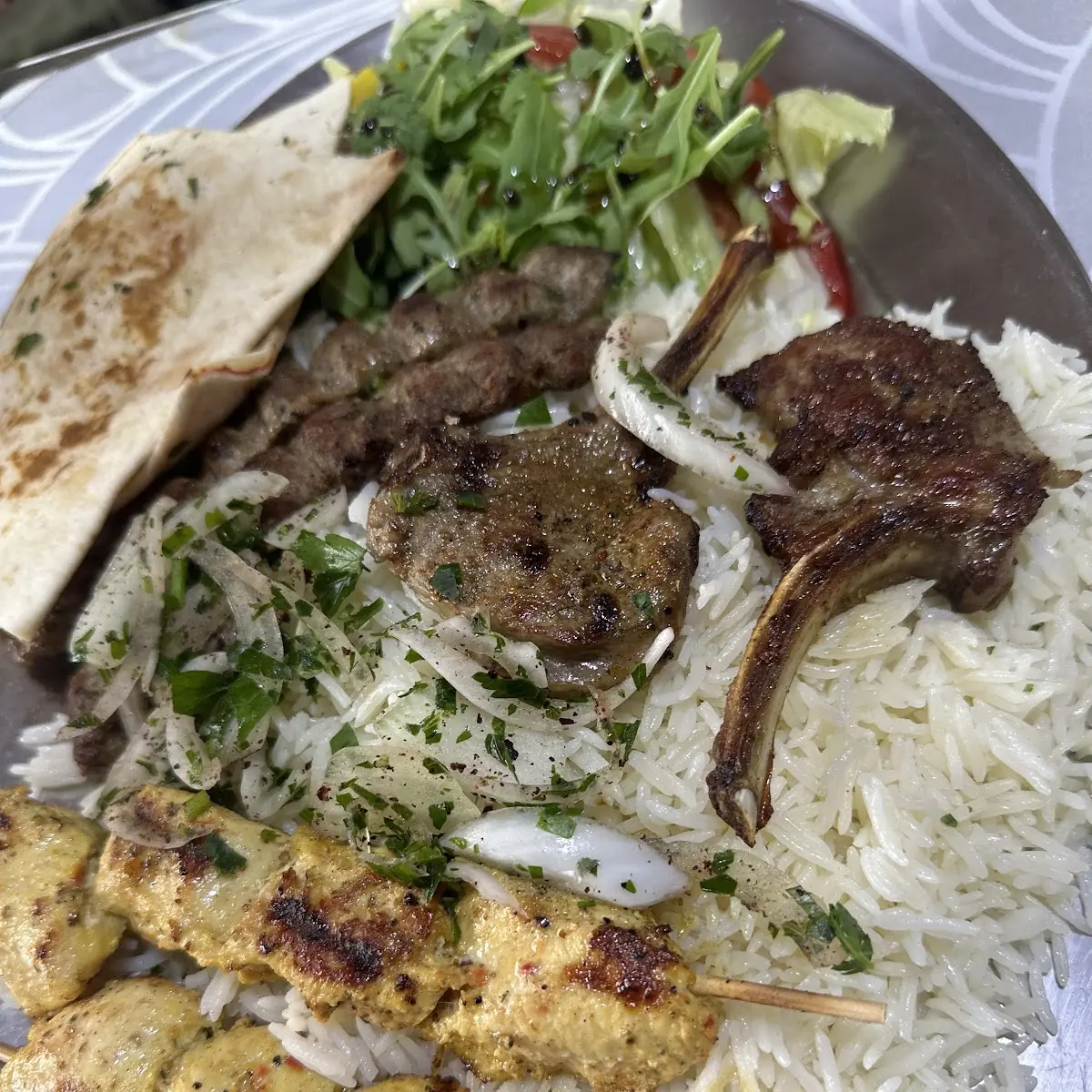 صحن مشاوي مشكله مع رز ابيض